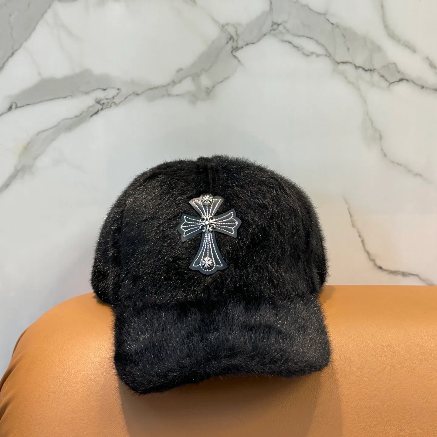 P66 Crow Heart's new autumn and winter baseball cap. It is full of autumn and winter atmosphere. The quality is great. The deepening of the hat shape makes it more elegant. It is very nice for both men and women. It is a classic among classics. It goes well with daily wear. Casual and fashionable.